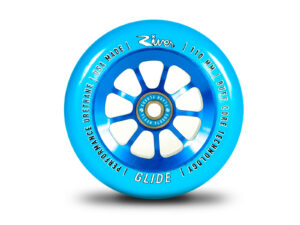 RVWHGL10BLhr Photo de la paire de roues trottinette River Glide 110 Sapphire, coloris bleu saphir, avec noyau en aluminium à 9 rayons. Le profil plat de la gomme est bien visible.