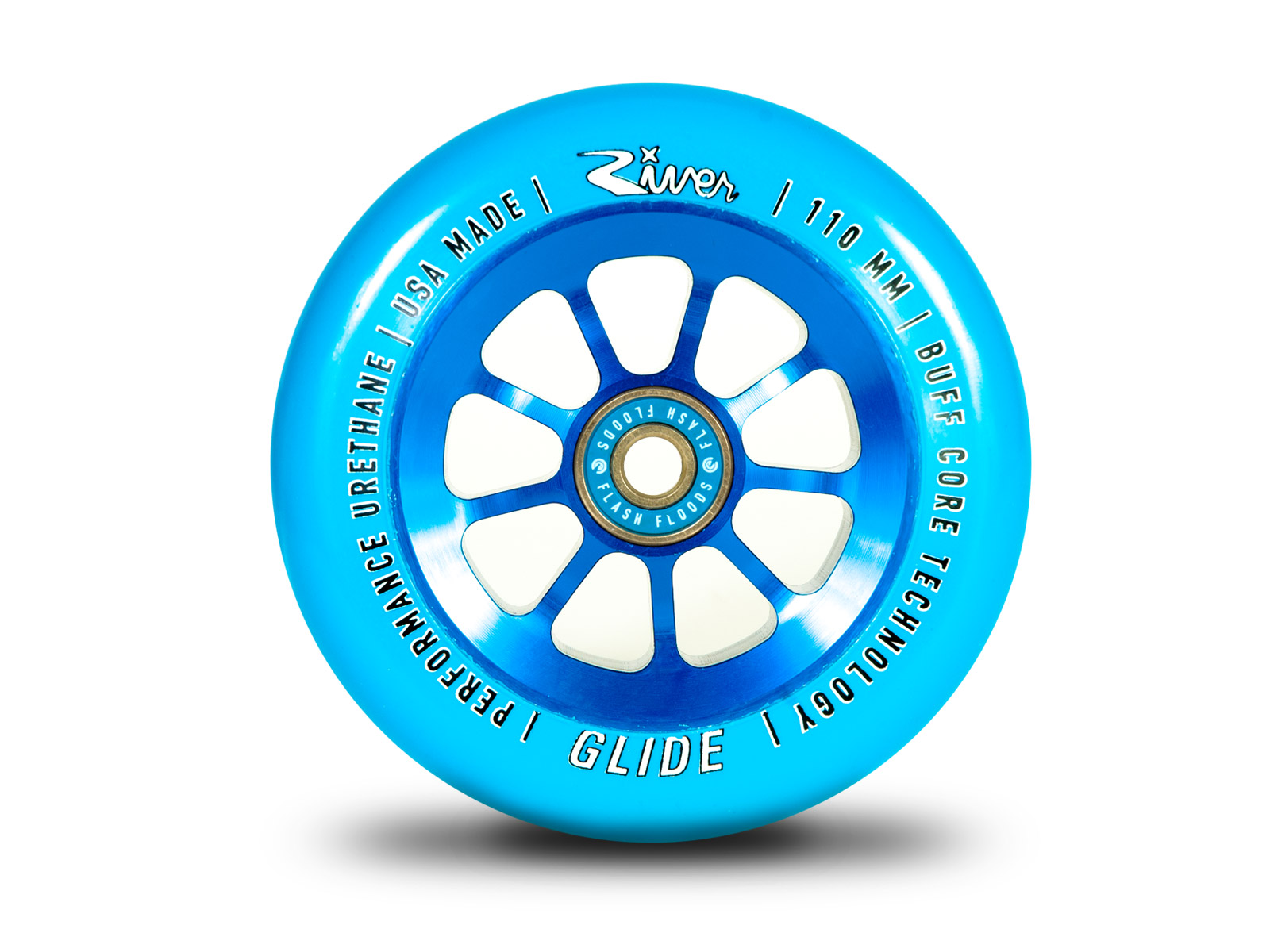 RVWHGL10BLhr Photo de la paire de roues trottinette River Glide 110 Sapphire, coloris bleu saphir, avec noyau en aluminium à 9 rayons. Le profil plat de la gomme est bien visible.