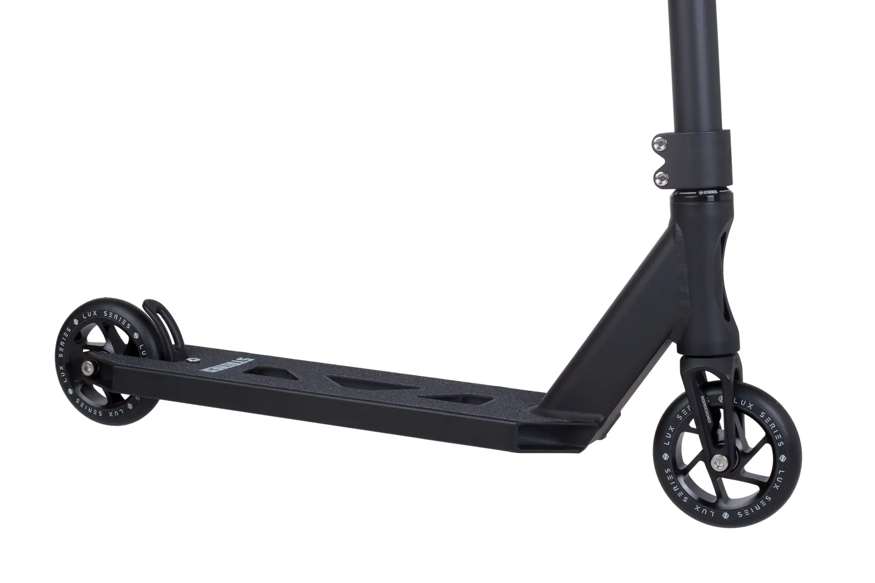 Trottinette freestyle Striker Lux légère pour le skatepark, avec guidon Y en aluminium, deck peg-cut et roues 110 mm, idéale pour les tricks aériens.