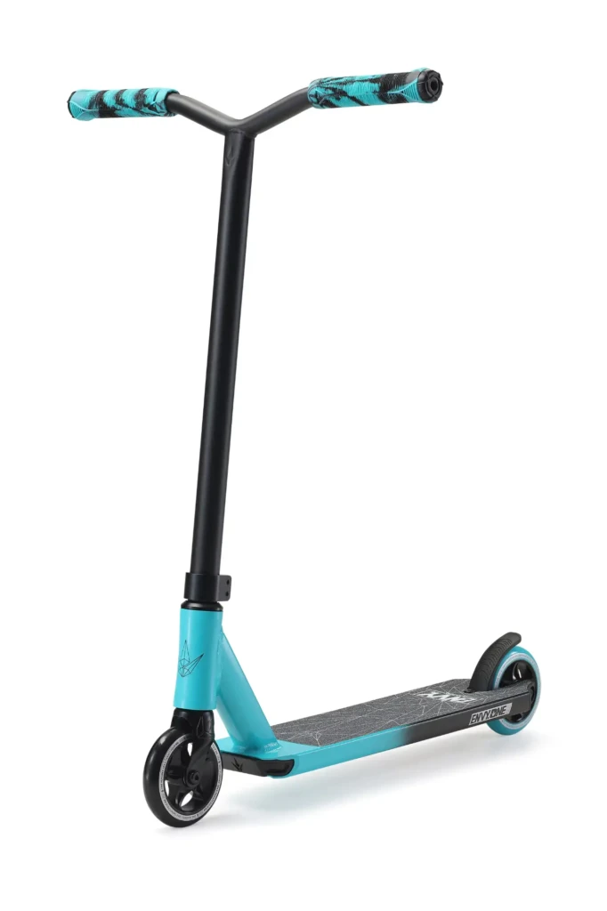 Trottinette freestyle enfant ONE Series 3, modèle débutant robuste avec roues 110 mm, guidon en acier et deck aluminium, idéale de 5 à 9 ans.