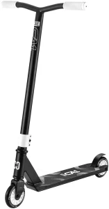 Trottinette CORE CA1 Pro black sur fond clair, vue complète mettant en valeur le deck aluminium et le guidon Y Chromoly.