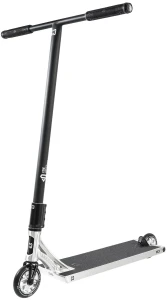 Trottinette freestyle CORE ST3 Polished en aluminium brillant, mise en scène sur un skatepark, avec son guidon T Chromoly et ses roues 110 mm.