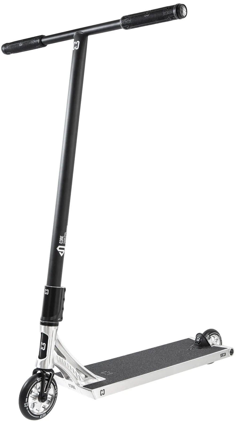 Trottinette freestyle CORE ST3 Polished en aluminium brillant, mise en scène sur un skatepark, avec son guidon T Chromoly et ses roues 110 mm.