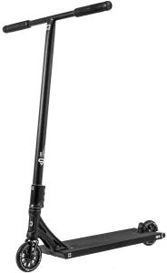 Trottinette CORE ST3 Pro Black photographiée sur un fond urbain, mettant en avant sa finition noire mate et son guidon T massif.