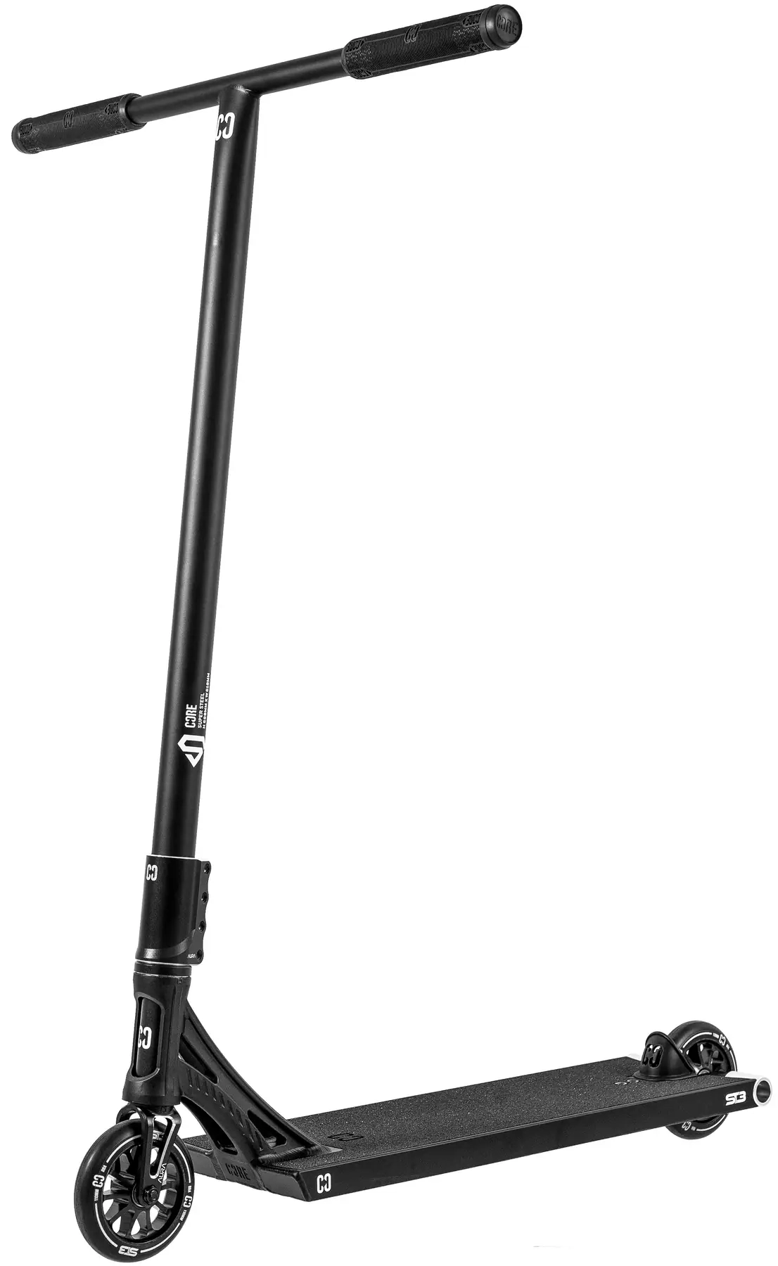 Trottinette CORE ST3 Pro Black photographiée sur un fond urbain, mettant en avant sa finition noire mate et son guidon T massif.